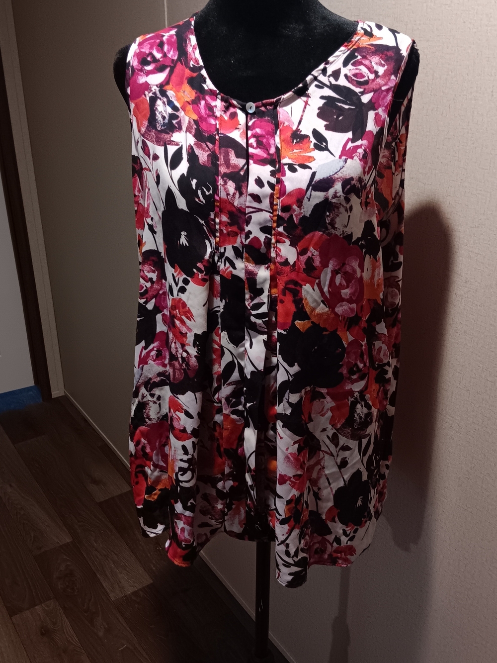 Rose & Olive 🍑 Floral Sleeveless Tunic in White, Pink & Black